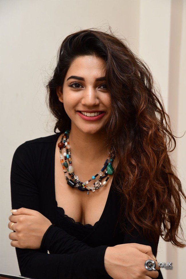 Sonakshi-Singh-Hot-Pics